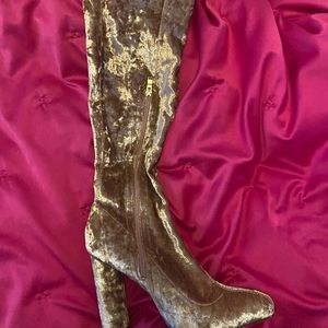 Crushed velvet boots